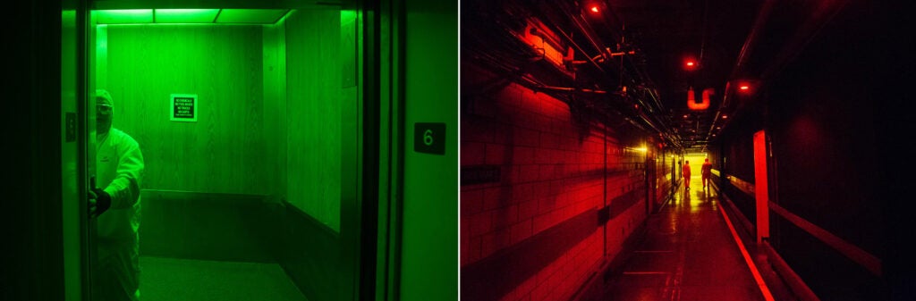 绿色和红色的暗室