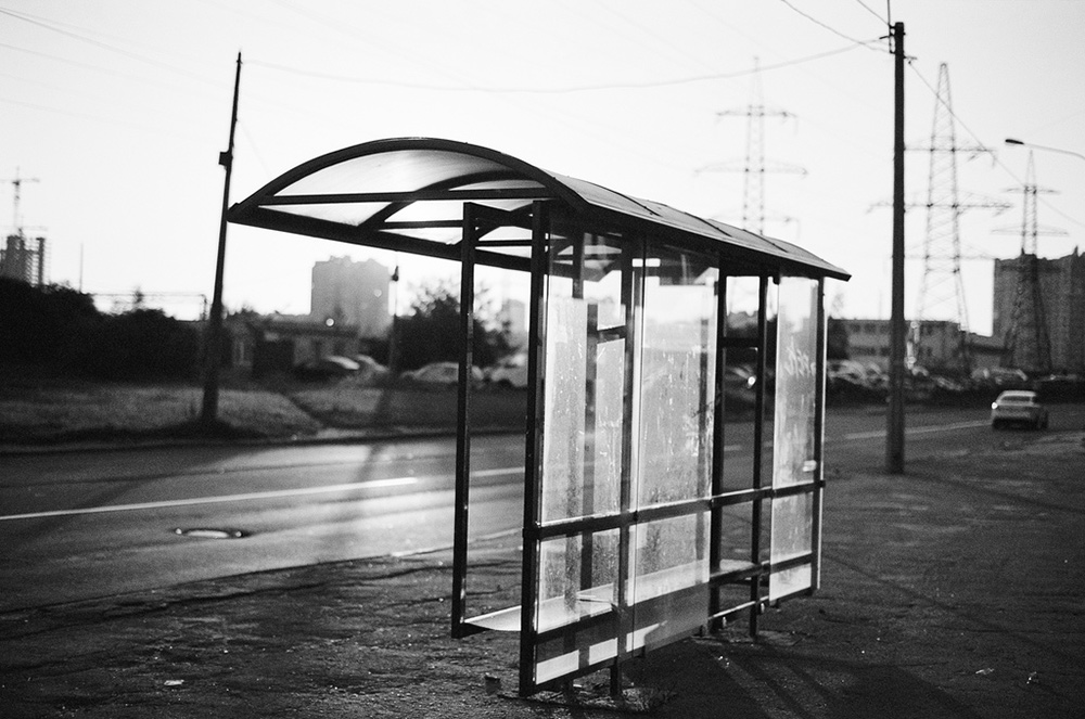 黑白公交车站