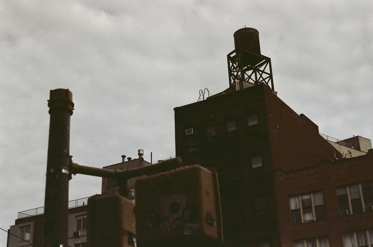 纽约静谧天空下的水塔。