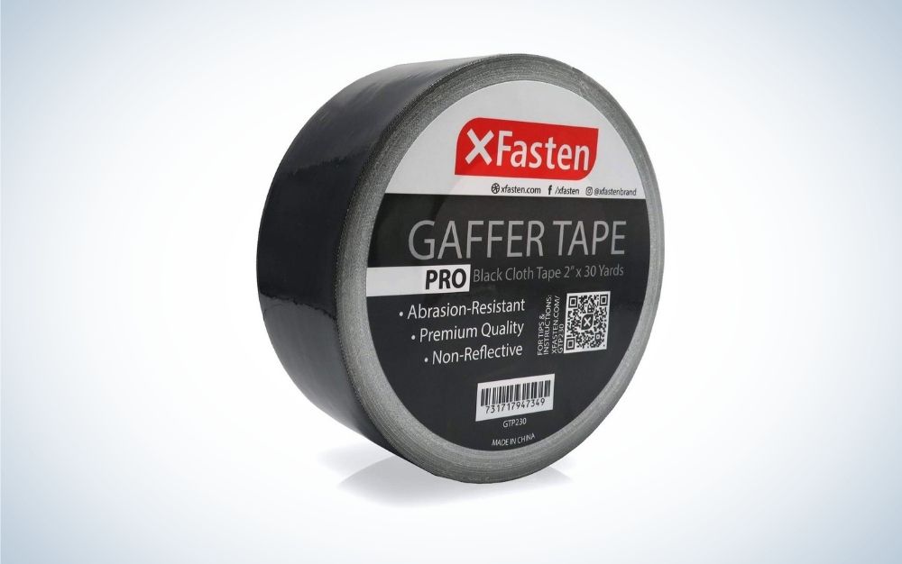 一个XFasten gaffer tape in A circle shape and all black color。