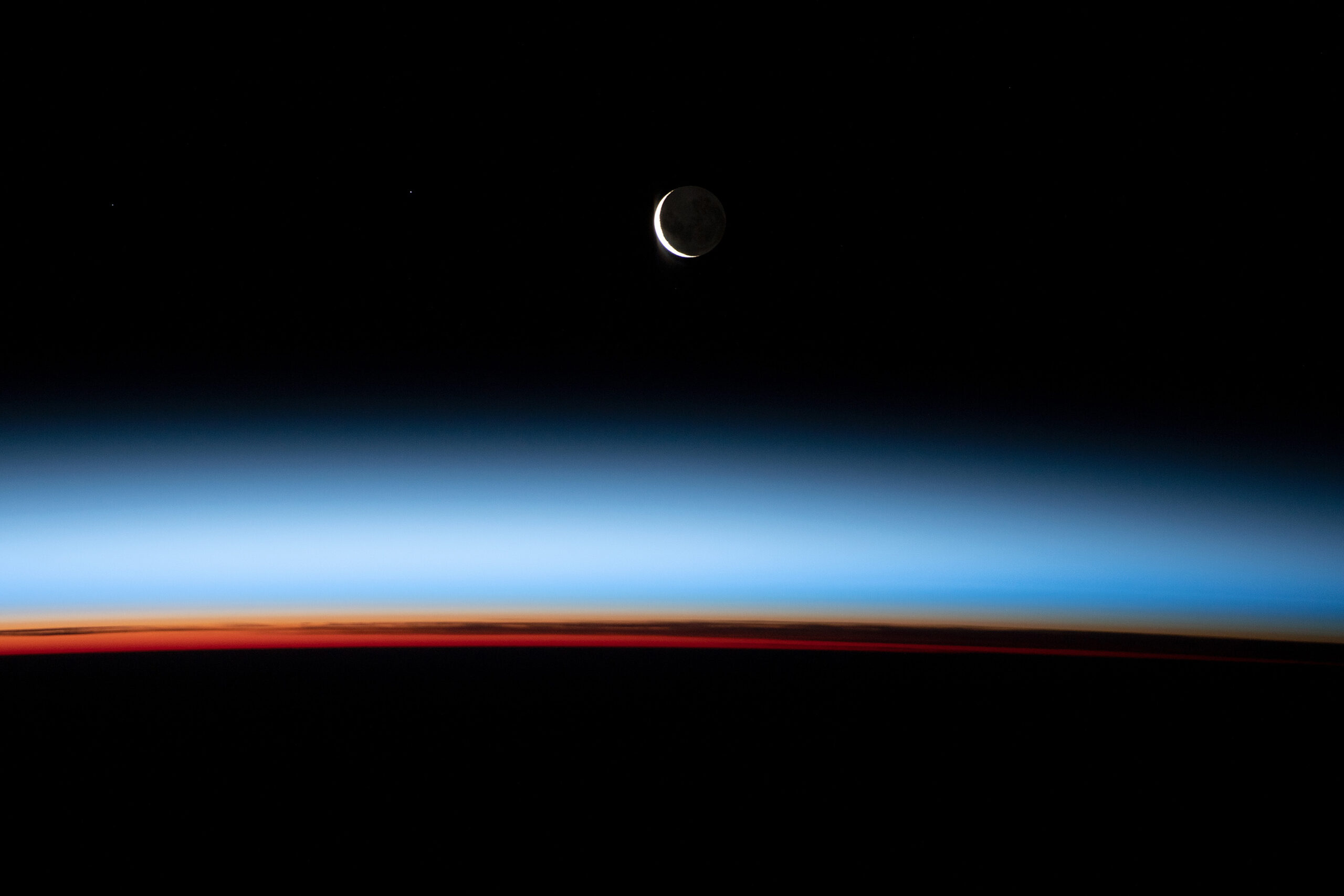 从国际空间站拍摄的新月和日落。