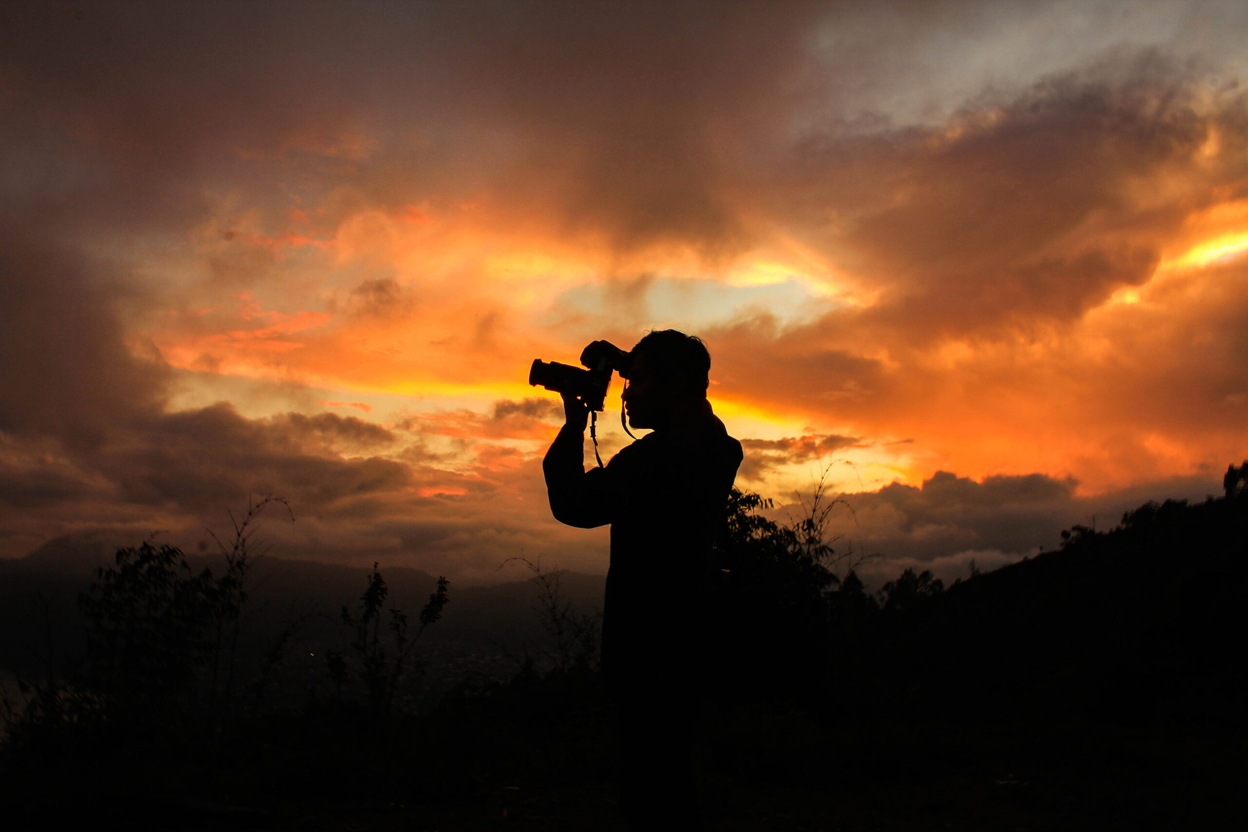 剪影男子在日落期间拍摄天空-库存照片