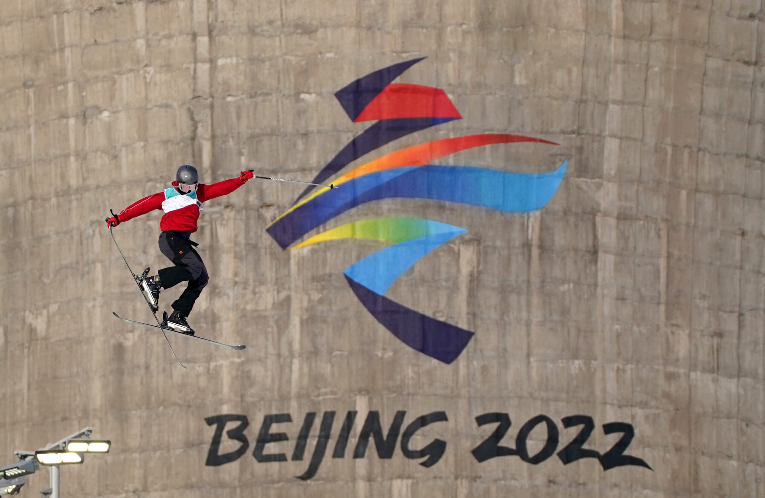 在北京2022年冬奥会的第三天，英国选手Katie Summeryhayes在中国首钢参加女子Freeski大型航空资格赛。