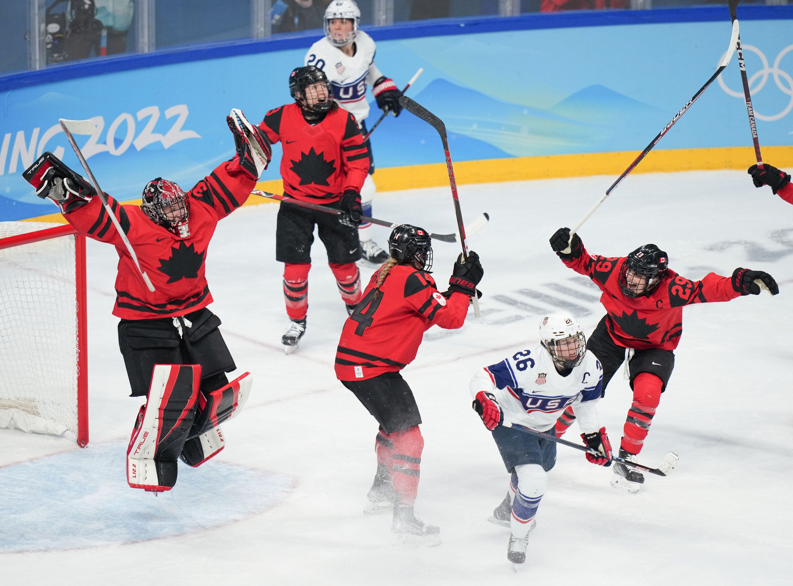 在中国北京五棵松体育中心，加拿大和美国在北京2022年冬奥会女子冰球金牌比赛后庆祝。加拿大3:2获胜。