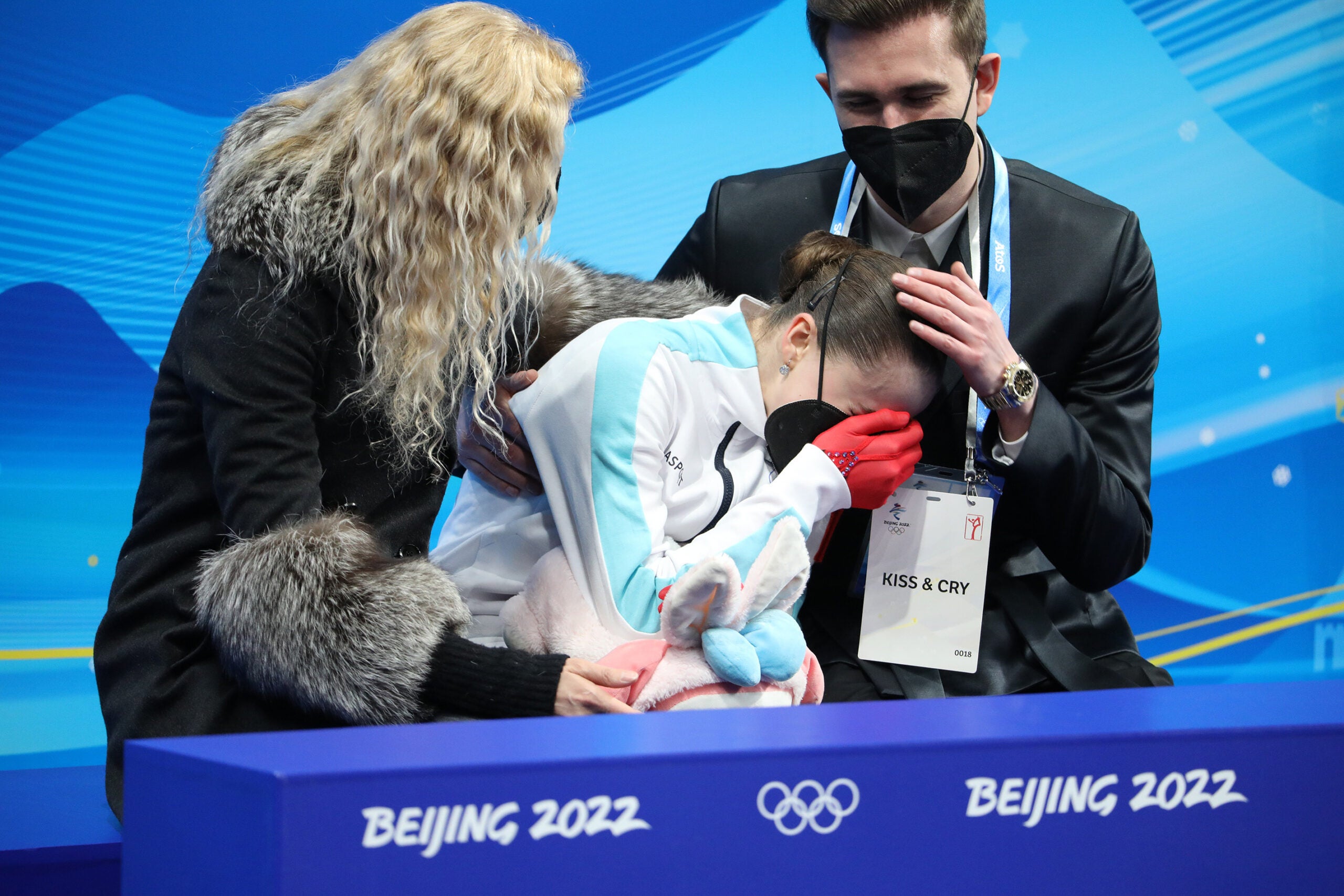 在北京2022年冬奥会第14天的女子花样滑冰单人滑比赛中，俄罗斯选手卡米拉·瓦列娃甚至没有登上领奖台，她看起来很沮丧，泪流满面。
