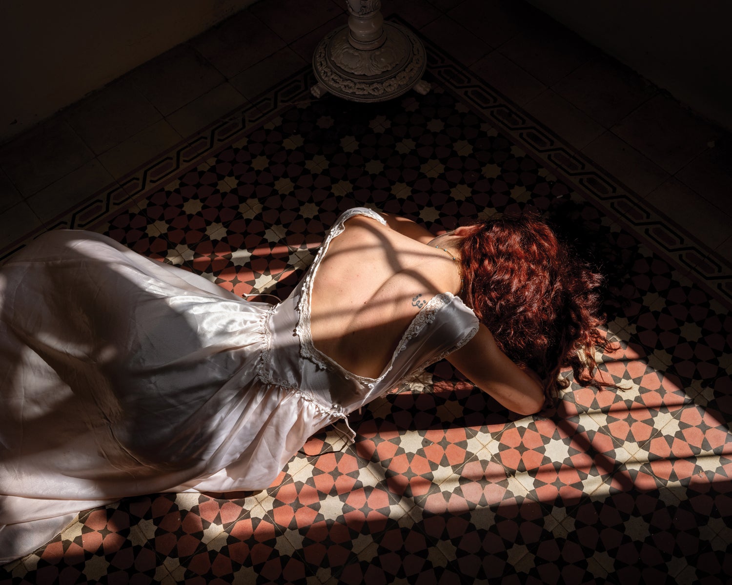 一幅黎巴嫩妇女的肖像躺在阳光下的地板上。