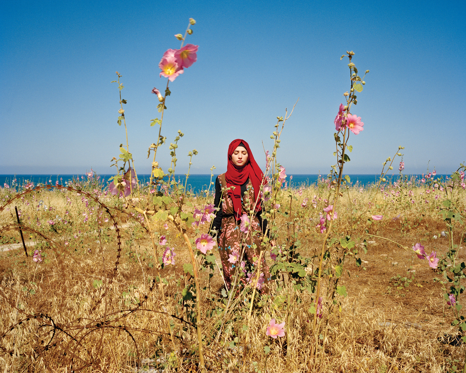 一幅黎巴嫩妇女的肖像，画在花丛中