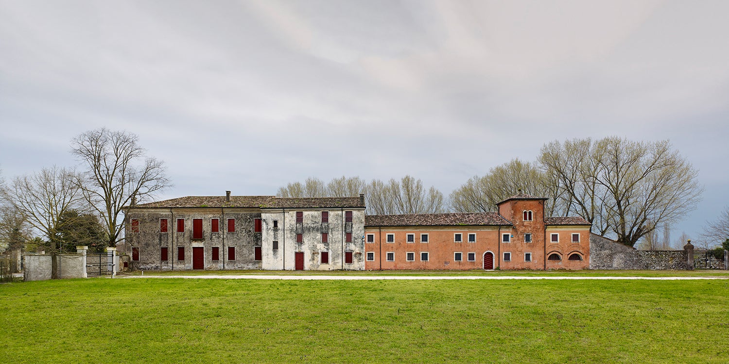 “农业建筑，春天，奥吉亚诺，维琴察省，意大利”，Alan Karchmer。