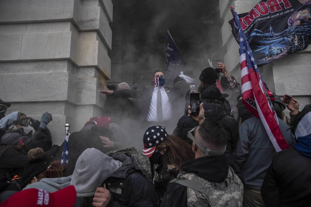“在抗议乔·拜登总统2021年1月6日在华盛顿特区获胜的一天中，抗议者试图闯入美国国会大厦。”Victor J. Blue报道。