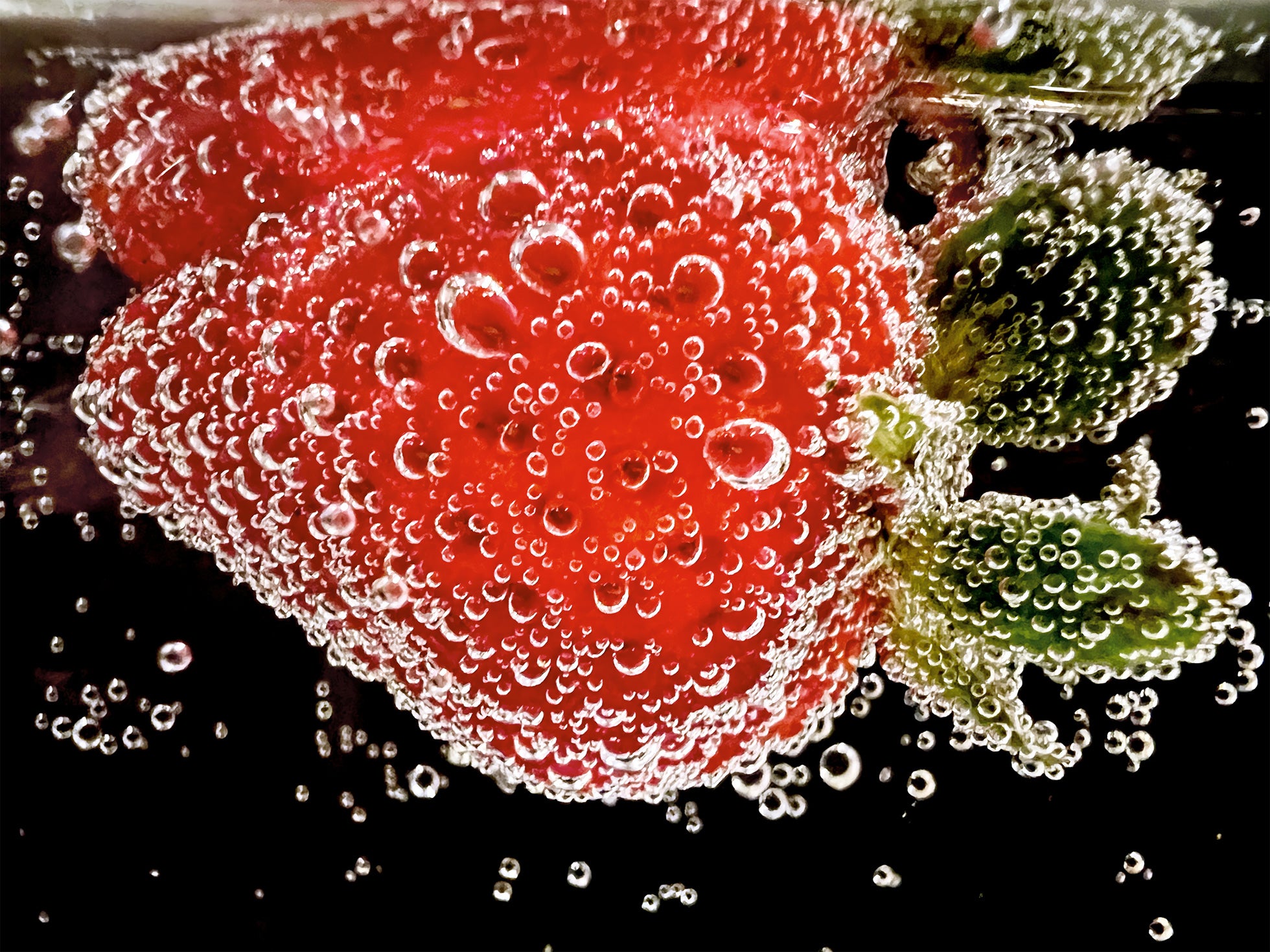 在iPhone宏挑战中，草莓被苏打水泡覆盖