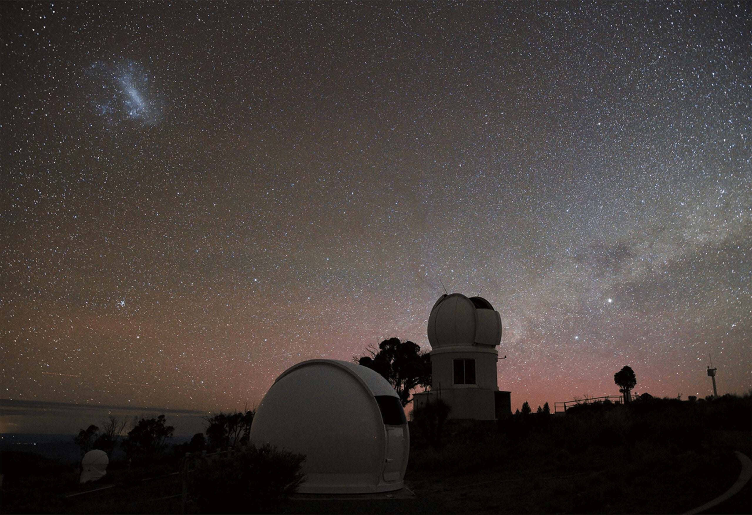 猎人望远镜的圆顶，位于锡丁泉天文台，库纳巴拉兰和它后面的SkyMapper望远镜。