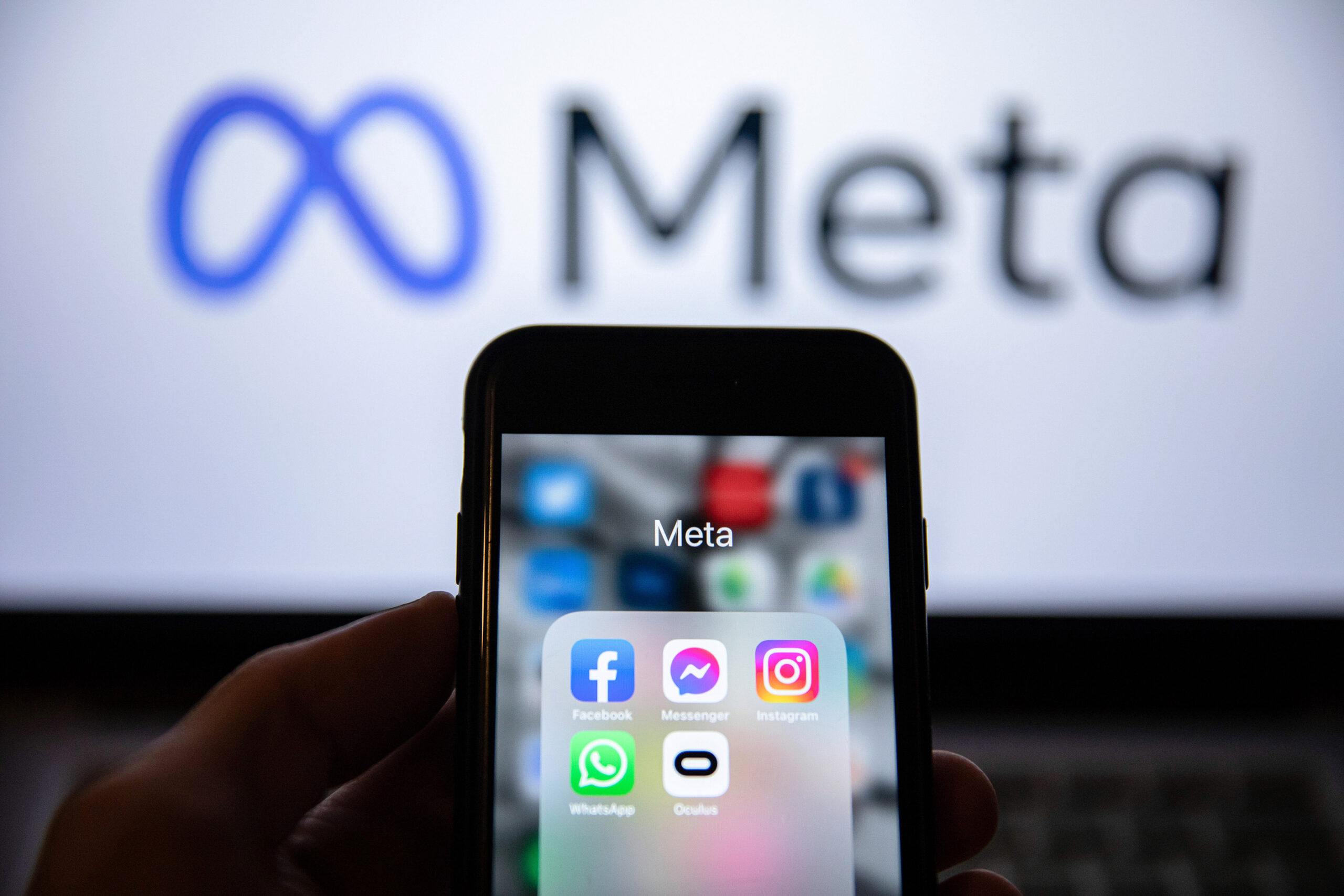 Meta标志与facebook和Instagram应用程序在前景