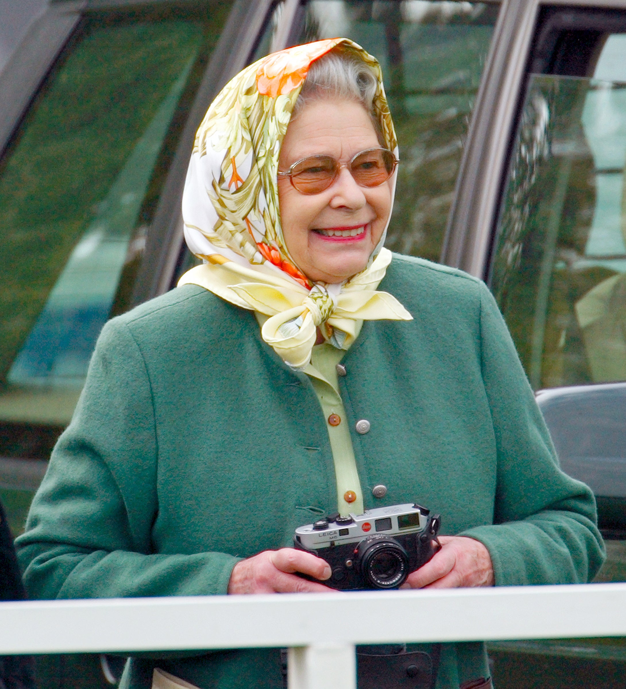 英国女王伊丽莎白二世手持徕卡相机。