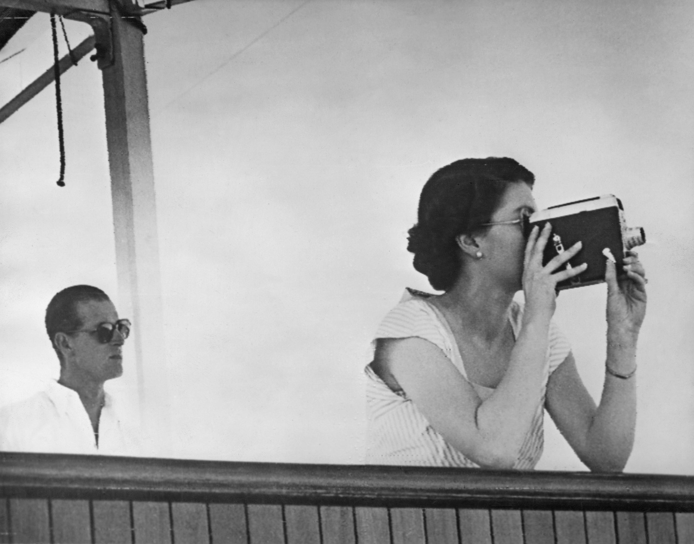 1953年12月11日，女王伊丽莎白二世在前往斐济的南太平洋途中，登上SS的哥特号，拍摄护卫舰HMNZS黑王子号的抵达。