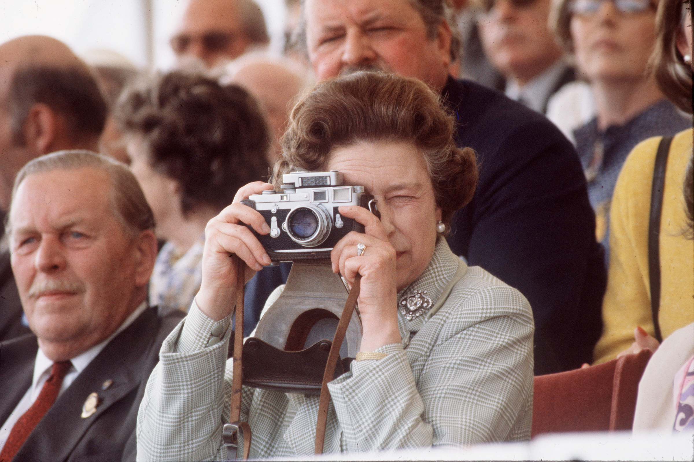 女王在皇家温莎马展上拍照。