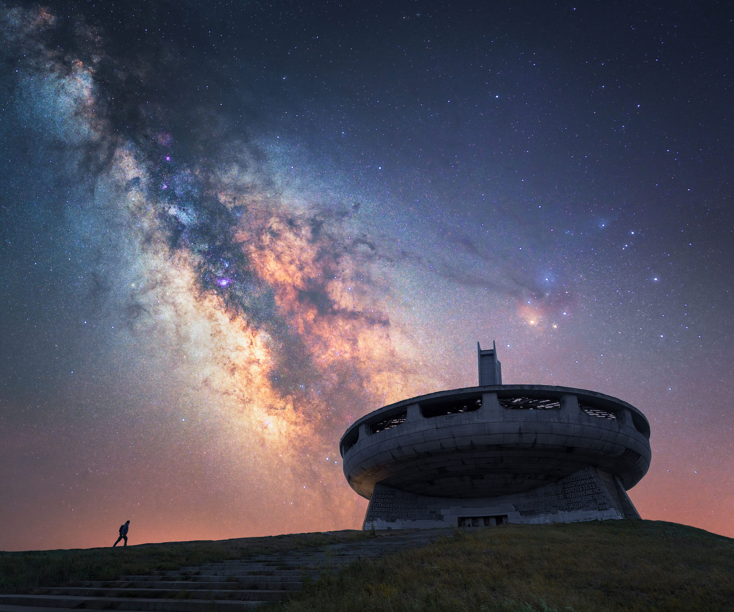 保加利亚斯塔拉扎戈拉省巴尔干山脉buzludzha上空的银河
