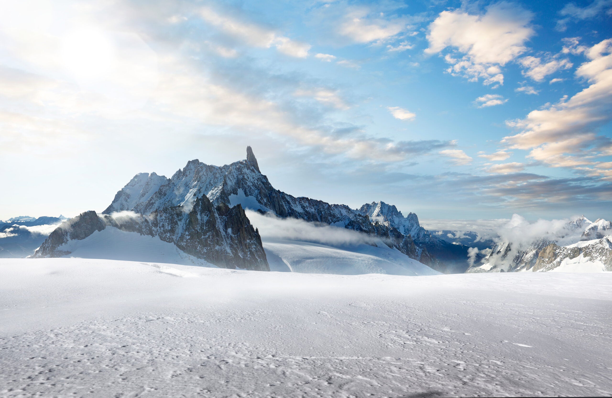 勃朗峰与新雪的景色