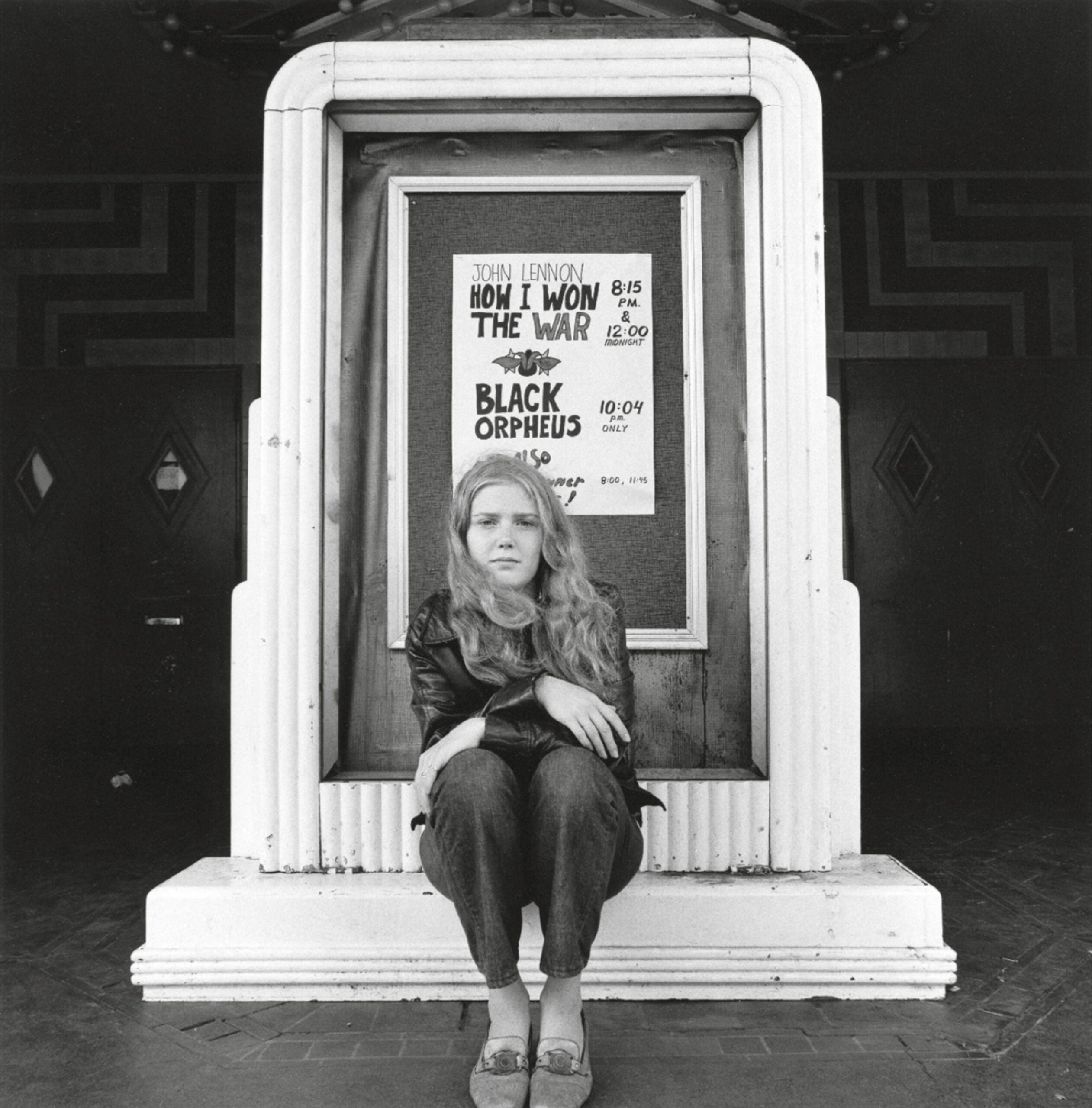 旧金山剧院前一名年轻女子的肖像