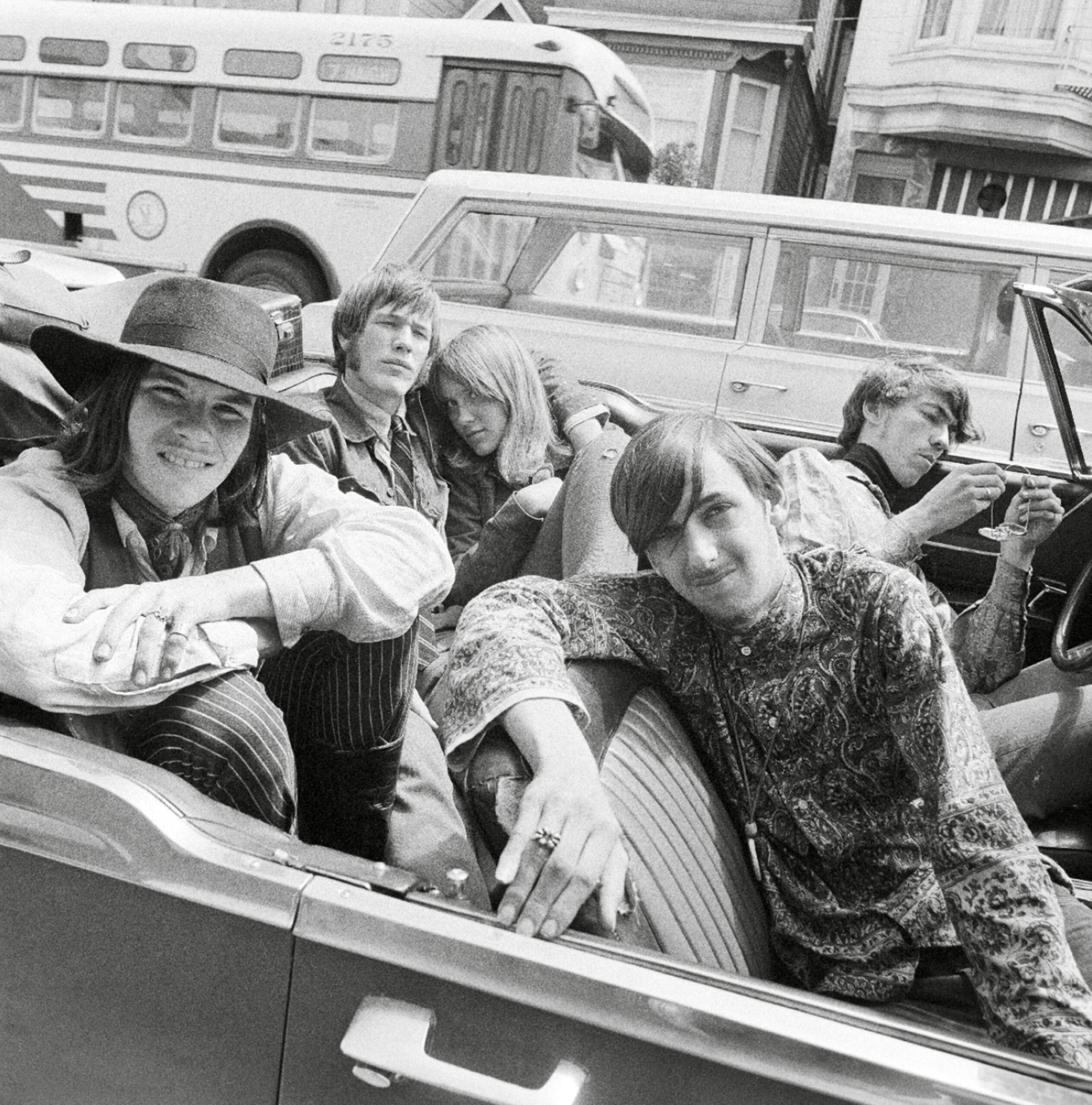一张B&W的照片，1968年，一辆装满年轻人的敞篷车。