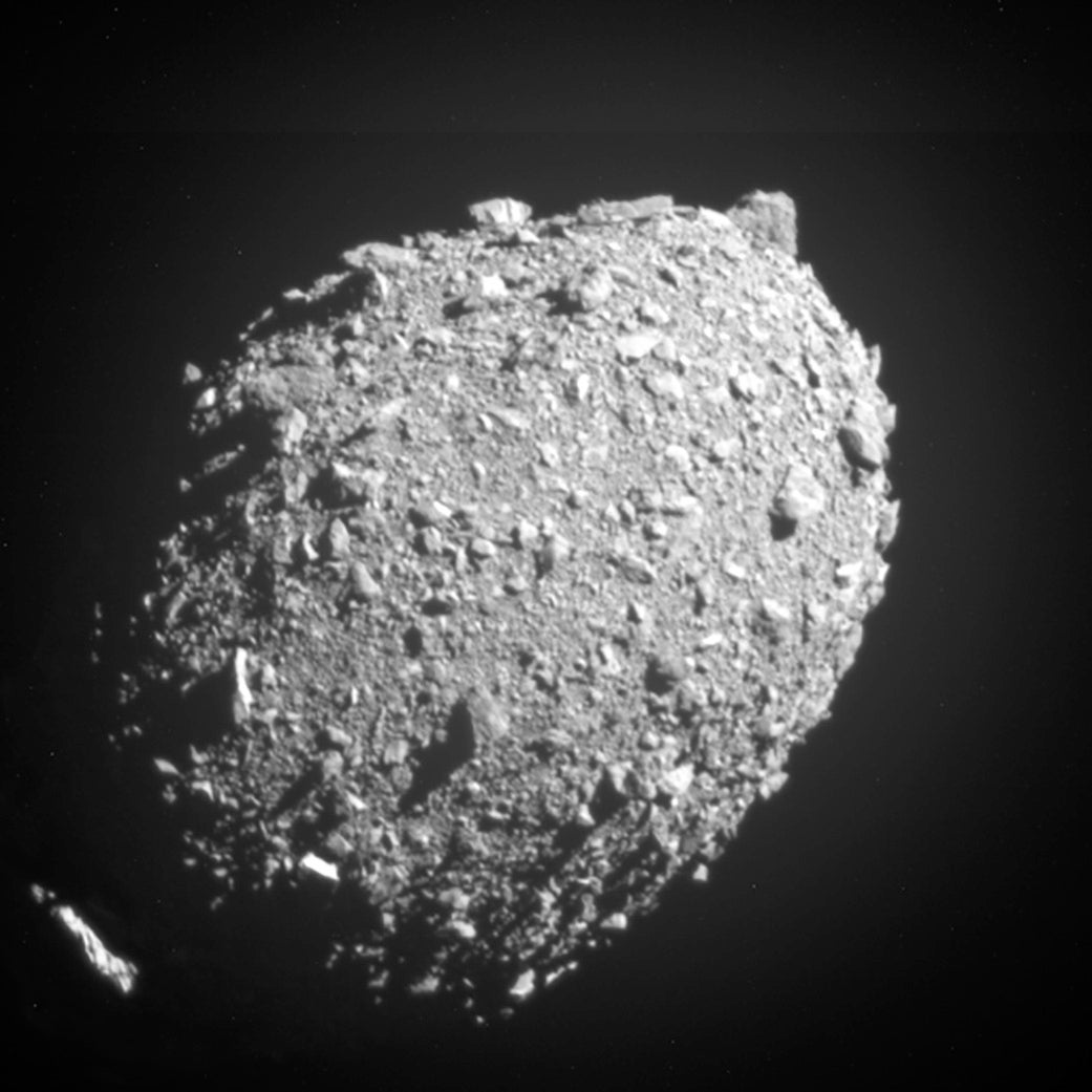 美国国家航空航天局DART飞船撞击小行星的最终图像。